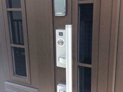 玄関ドアは電子キーを採用。個室の鍵もナンバーロックなので鍵を持つ必要はありません。