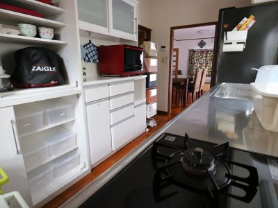 手前のキッチンにはザイグルやヘルシオをはじめ、調理に充分なスペースと個人用のスペースを備えています。