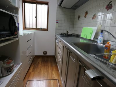 奥のキッチンは3.5畳あります。電子レンジ、炊飯器もそろってます