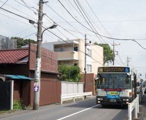 中央線荻窪駅や阿佐ヶ谷駅からもバス便が豊富。バス停が目の前です。
