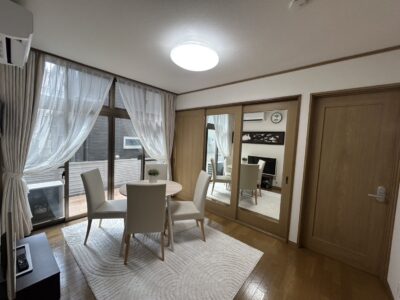 みんなでお夕食を食べるリビングからは外のウッドデッキにバリアフリーで出ることが出来ます。