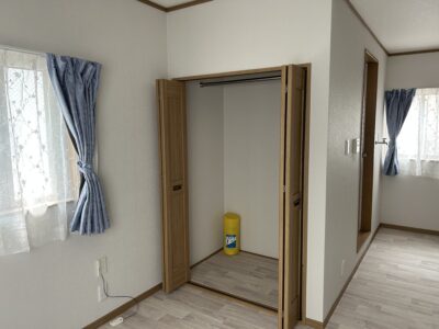 203号室のクロゼット　全てのお部屋に1畳大の収納力たっぷりなクロゼットが付いています。