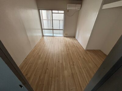 収納部分はオープンクローゼット（パイプハンガー付き）