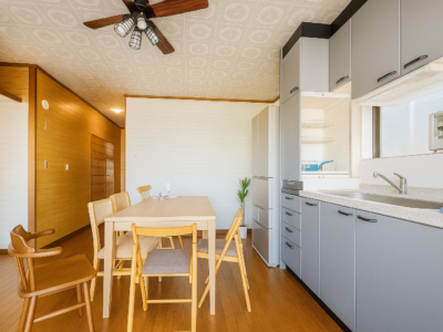 広々として日当たりがいいダイニングキッチン、ここからウッドデッキにも出られます。