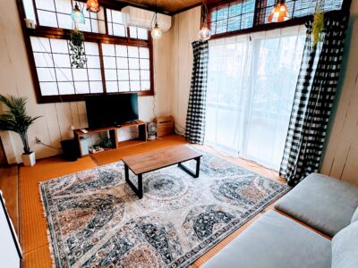 大きなソファやTV、収納もあるリビングです。庭への出入りも可能です。