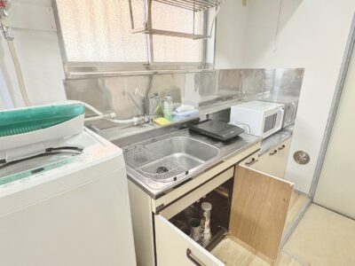 キッチンと洗濯機　IHコンロ　調理器具と食器あり