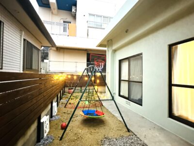 お庭には遊具を設置。お子さんと一緒に遊べます。