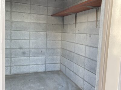 荷物を保管するための倉庫付き