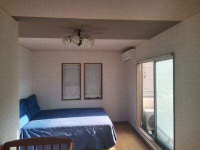 201　キングサイズのベッドと専用ベランダが付いて当シェハウスの部屋で最大の広さがあります。