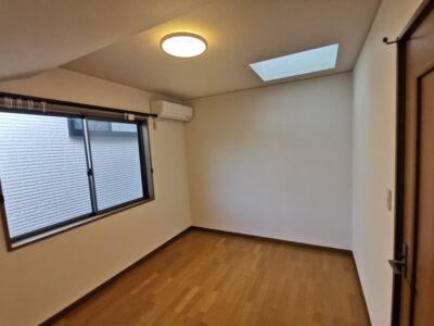 203　天窓付きで明るいシンプルな室内です。